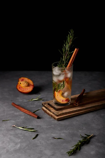 Oostenrijkse Shpritser Cocktail Basis Van Witte Wijn Perzik Rozemarijn Garnering Stockfoto