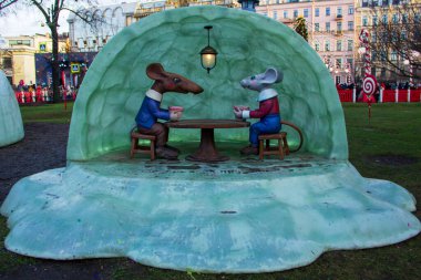 Yeni yıl fareleriyle Noel pazarı. Fareler yurtta öğle yemeği yer..