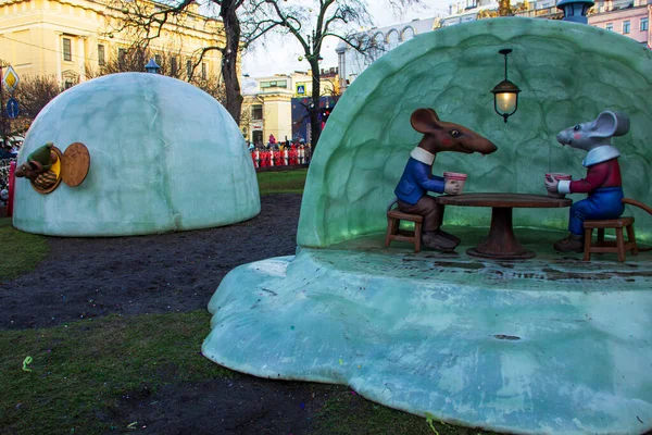 Yeni yıl fareleriyle Noel pazarı. Fareler yurtta öğle yemeği yer..