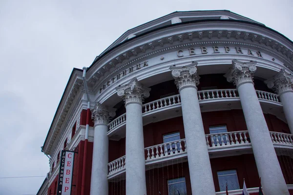 Petrozavodsk 'taki binalardan birinin detayları.
