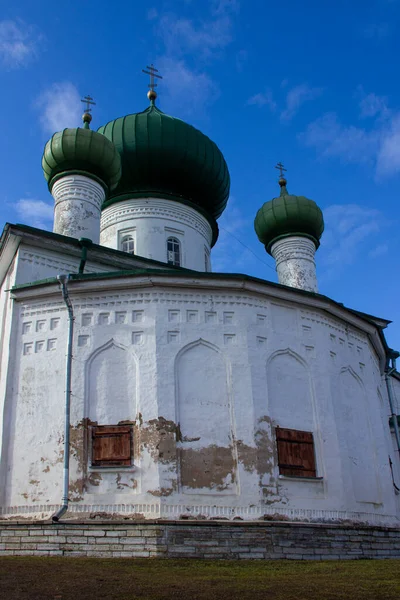 Kilisenin (katedral) Staraya Ladoga yakınlarındaki bir tepede Vaftizci Yahya 'nın Doğumu.