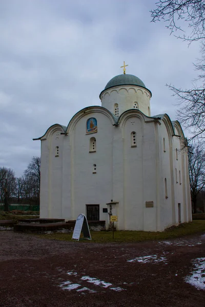 Kutsal Bakire Meryem 'in Hükmü Kilisesi Eski Ladoga Kutsal Varsayım Manastırı' nın topraklarında.