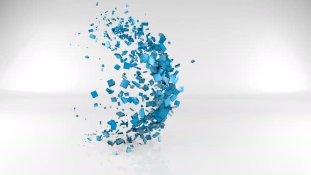 Blauwe bol abstract 4k animatie motion graphics, video geometrische 3d achtergrond met copyspace, kleur bol gemaakt van lage poly stukken transformatie in lichte studio — Stockvideo