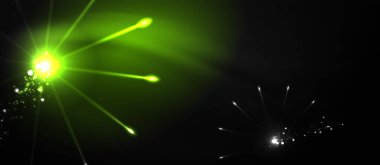 Renkli piroteknik gösterisi. Gökyüzü bulutları. Siyah arka plan. Festival kutlaması. Soyut havai fişek karanlık gökyüzü gece.