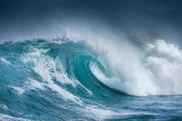 Ocean Wave bei stürmischem Wetter lizenzfreie Stockfotos