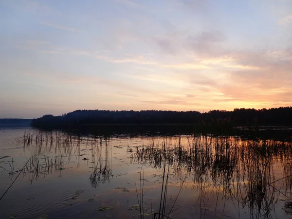 Widok Spokojne Jezioro Wieczorową Porą — Zdjęcie stockowe