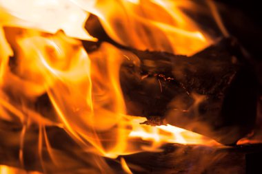 Siyah arka planda ateş alevi.