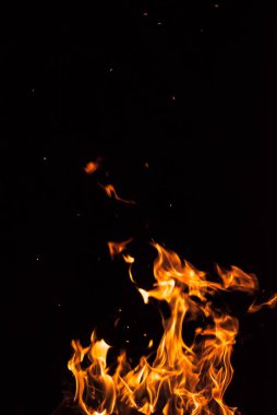 Siyah arka planda ateş alevi.