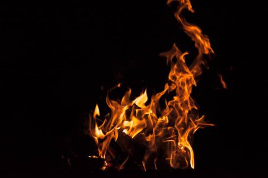 Siyah arka planda ateş alevi.