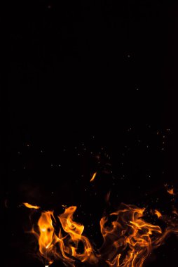 Siyah arka planda ateş alevi.