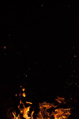 Siyah arka planda ateş alevi.