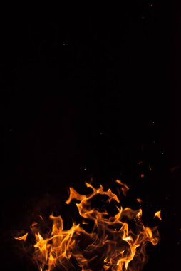 Siyah arka planda ateş alevi.