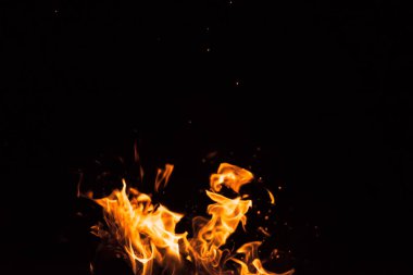 Siyah arka planda ateş alevi.