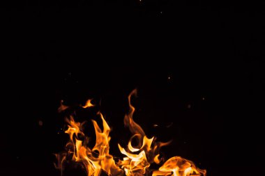 Siyah arka planda ateş alevi.