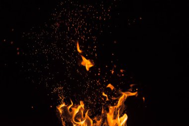Siyah arka planda ateş alevi.