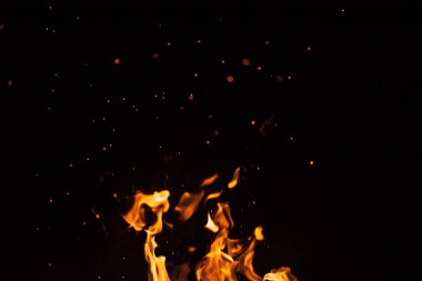 Siyah arka planda ateş alevi.