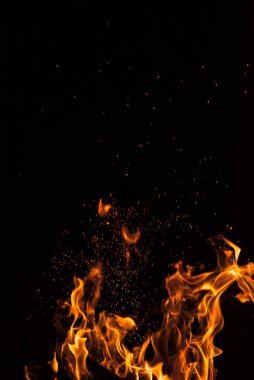 Siyah arka planda ateş alevi.