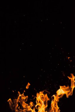 Siyah arka planda ateş alevi.