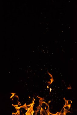 Siyah arka planda ateş alevi.