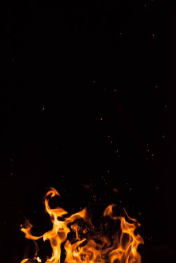 Siyah arka planda ateş alevi.