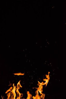 Siyah arka planda ateş alevi.