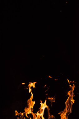 Siyah arka planda ateş alevi.