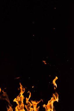 Siyah arka planda ateş alevi.