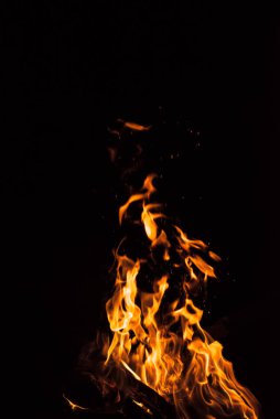 Siyah arka planda ateş alevi.