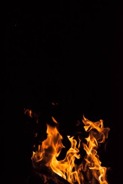 Siyah arka planda ateş alevi.