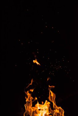 Siyah arka planda ateş alevi.