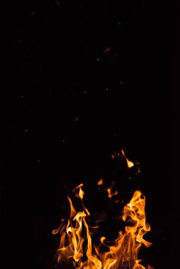 Siyah arka planda ateş alevi.