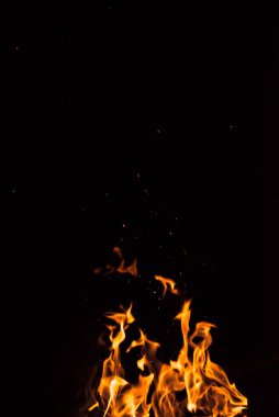 Siyah arka planda ateş alevi.