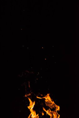 Siyah arka planda ateş alevi.