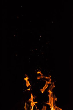 Siyah arka planda ateş alevi.