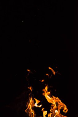 Siyah arka planda ateş alevi.
