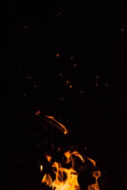 Siyah arka planda ateş alevi.