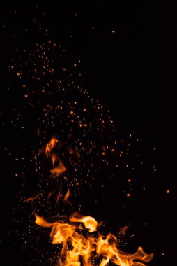 Siyah arka planda ateş alevi.