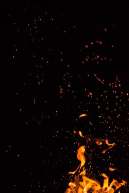 Siyah arka planda ateş alevi.