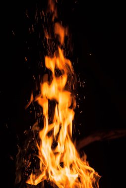 Siyah arka planda ateş alevi.