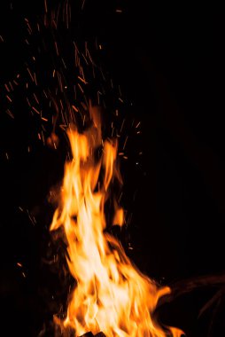 Siyah arka planda ateş alevi.