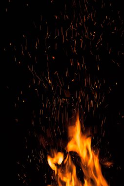 Siyah arka planda ateş alevi.