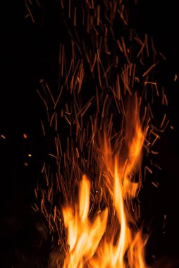 Siyah arka planda ateş alevi .