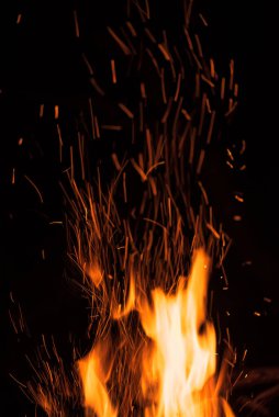 Siyah arka planda ateş alevi .