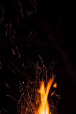 Siyah arka planda ateş alevi .