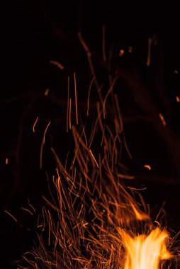 Siyah arka planda ateş alevi .