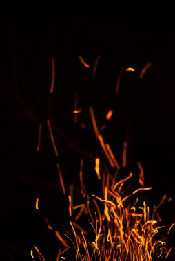 Siyah arka planda ateş alevi .