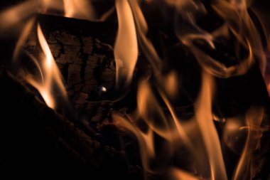 Siyah arka planda ateş alevi .