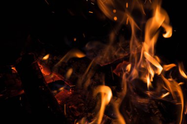 Siyah arka planda ateş alevi .