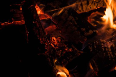 Siyah arka planda ateş alevi .