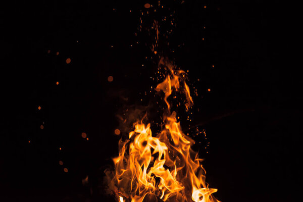 пламя огня на черном фоне.
